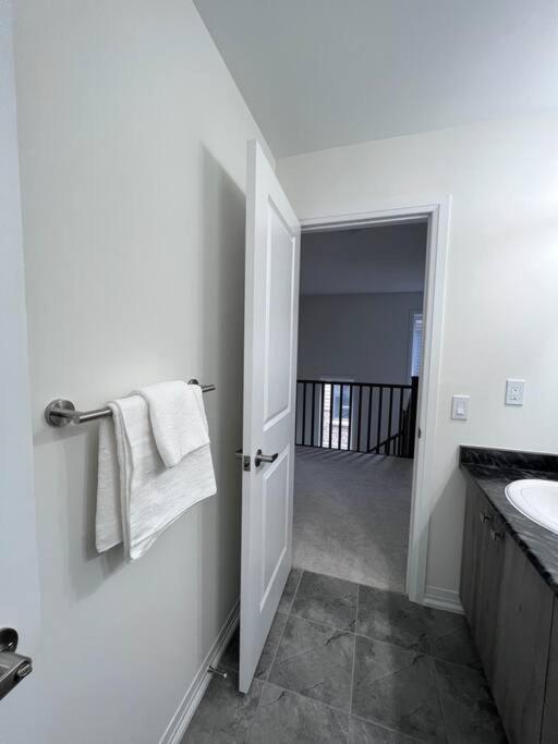 Brand New 4 Bedroom Villa By Hamilton Airport! Exterior foto