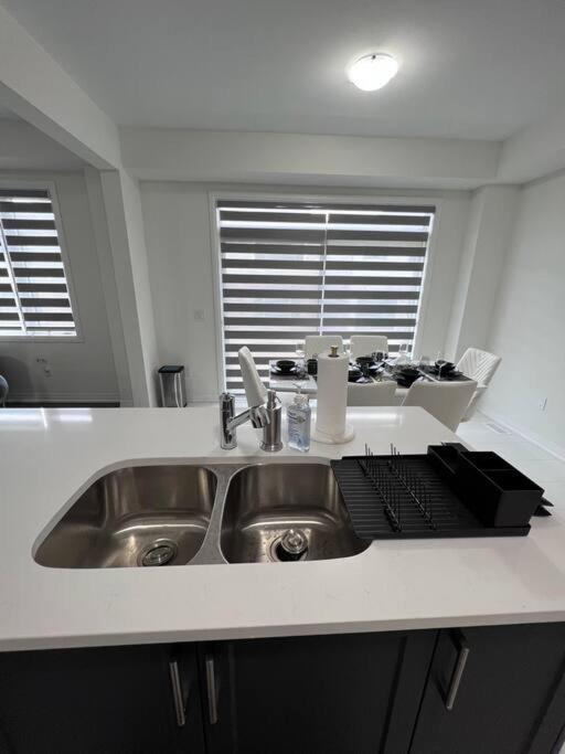 Brand New 4 Bedroom Villa By Hamilton Airport! Exterior foto