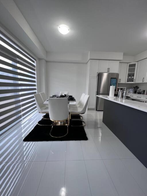 Brand New 4 Bedroom Villa By Hamilton Airport! Exterior foto