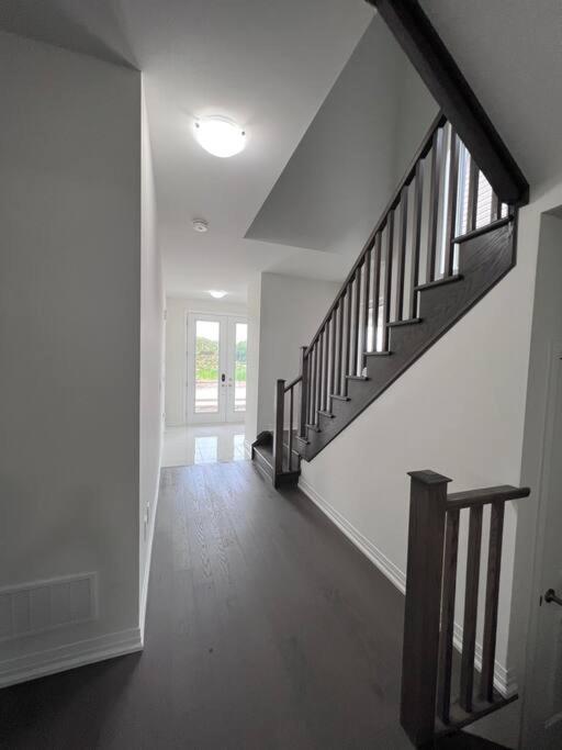 Brand New 4 Bedroom Villa By Hamilton Airport! Exterior foto