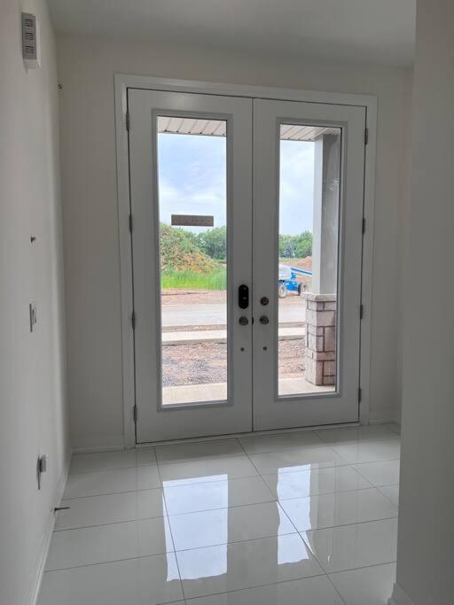 Brand New 4 Bedroom Villa By Hamilton Airport! Exterior foto